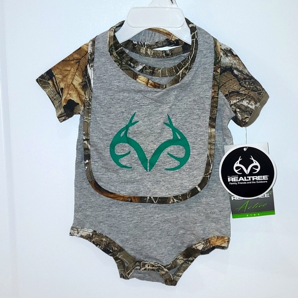 RealTree by Colosseum | Infant boys camo bodysuit and bib set | 3-6 months - Picture 1 of 4